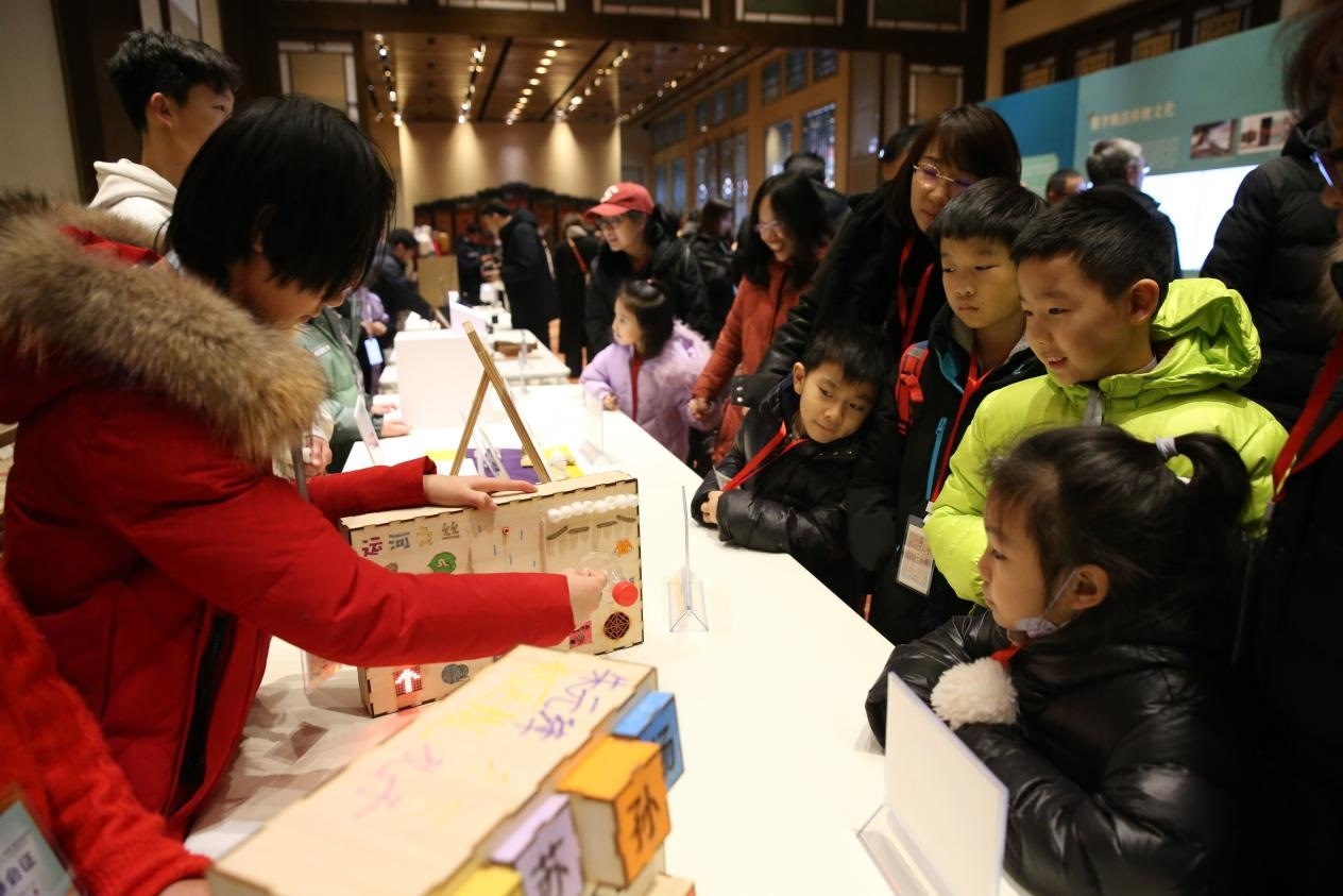 學生現(xiàn)場演示科創(chuàng)作品。主辦方供圖