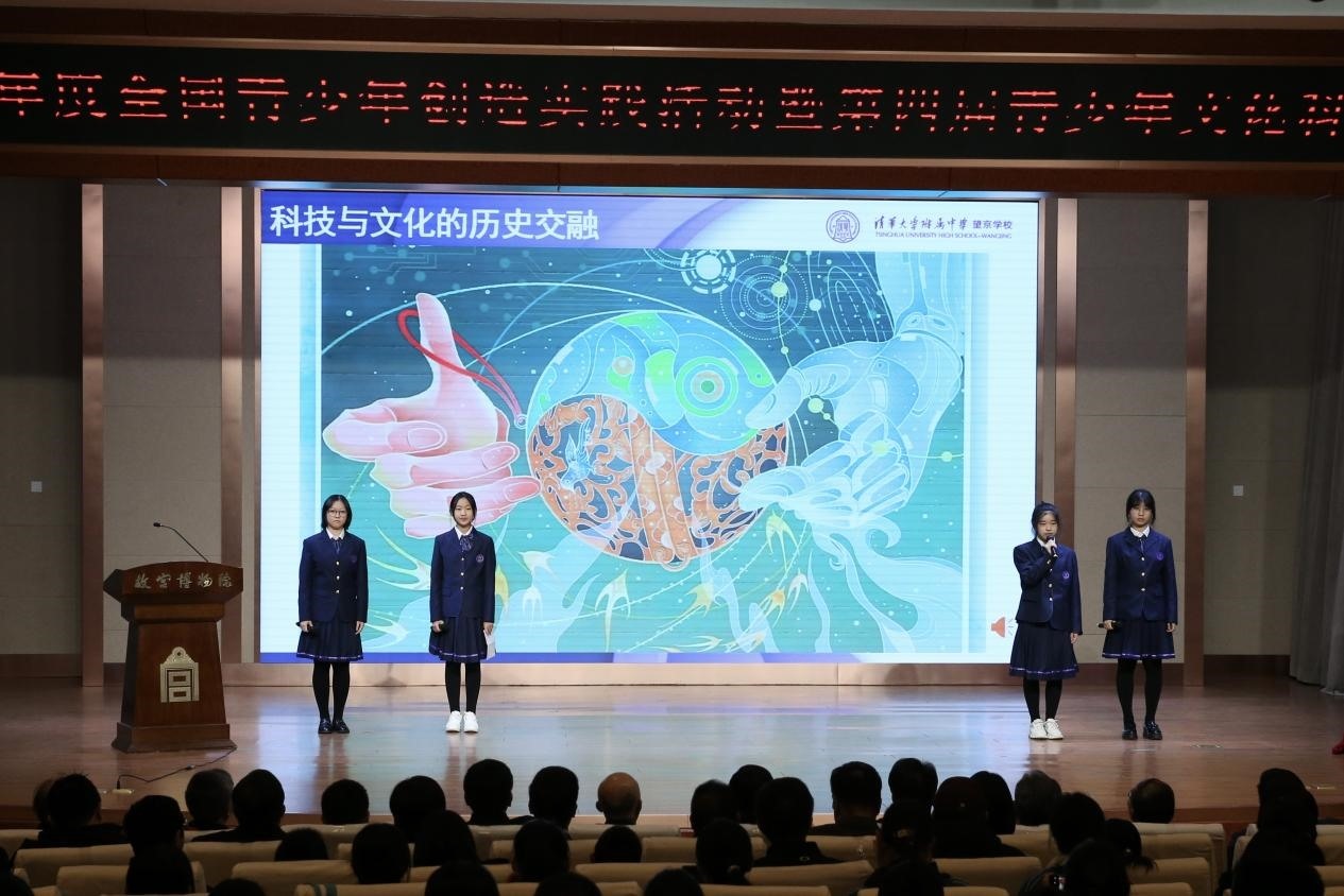 學生展示作品。主辦方供圖