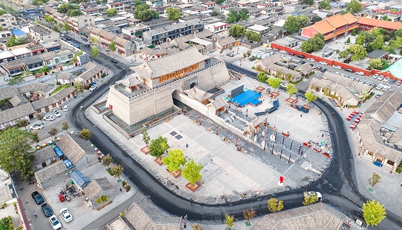 2022年9月8日，航拍河北正定古城陽(yáng)和樓與正定歷史文化街。