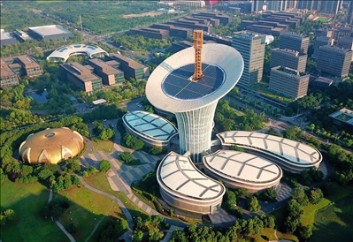 位于武漢光谷未來(lái)科技城的武漢新能源研究院大樓（2022年7月9日攝）。程敏攝/本刊