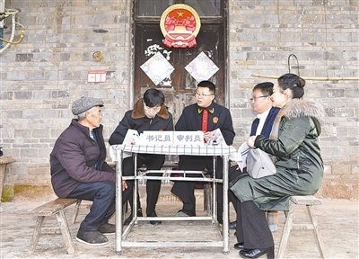  圖②：調(diào)解現(xiàn)場。