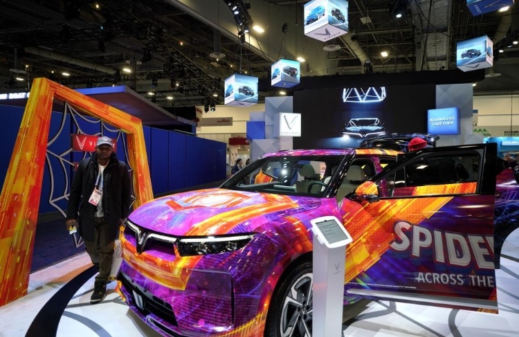 1月11日，人們在美國拉斯維加斯消費電子展越南電動汽車制造商VinFast展臺參觀。新華社記者吳曉凌攝