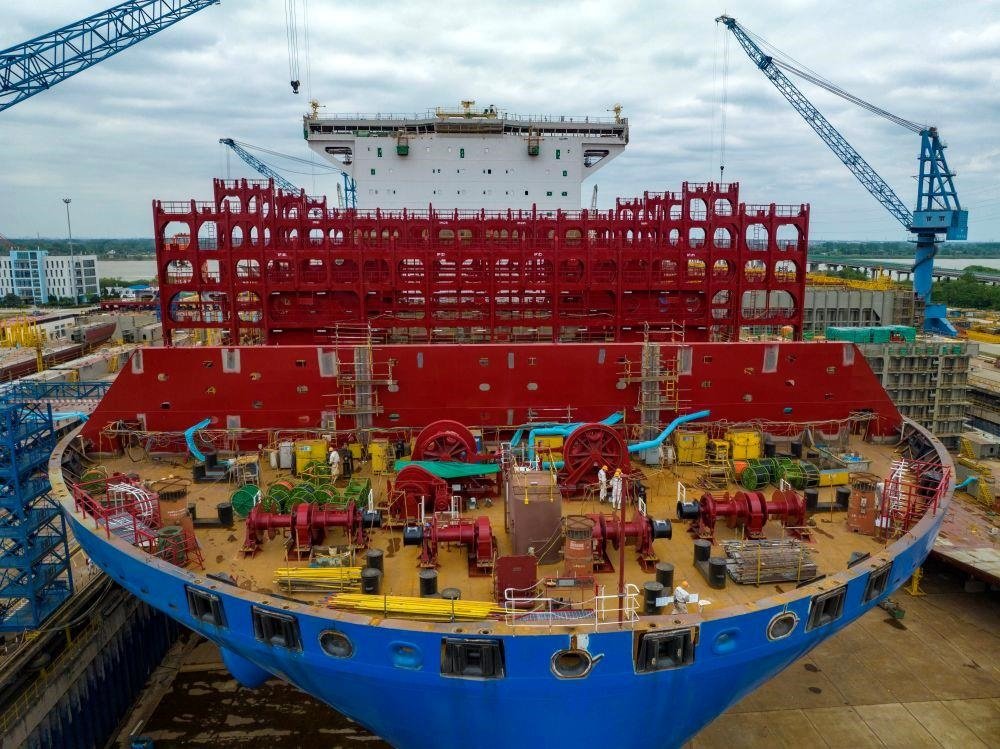 △2023年5月7日，江蘇揚(yáng)州中遠(yuǎn)海運(yùn)重工有限公司工人在作業(yè)。