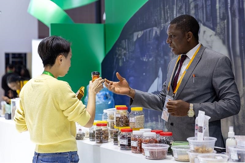 △2023年11月7日，在進(jìn)博會(huì)國(guó)家館尼日利亞館，展商介紹尼日利亞產(chǎn)品。