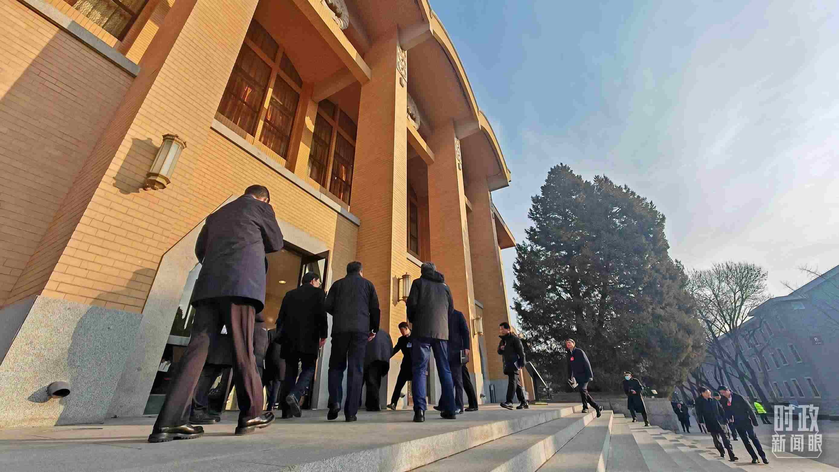 △省部級主要領(lǐng)導(dǎo)干部推動金融高質(zhì)量發(fā)展專題研討班的學(xué)員們正在進(jìn)入會場。（總臺央視記者王策拍攝）