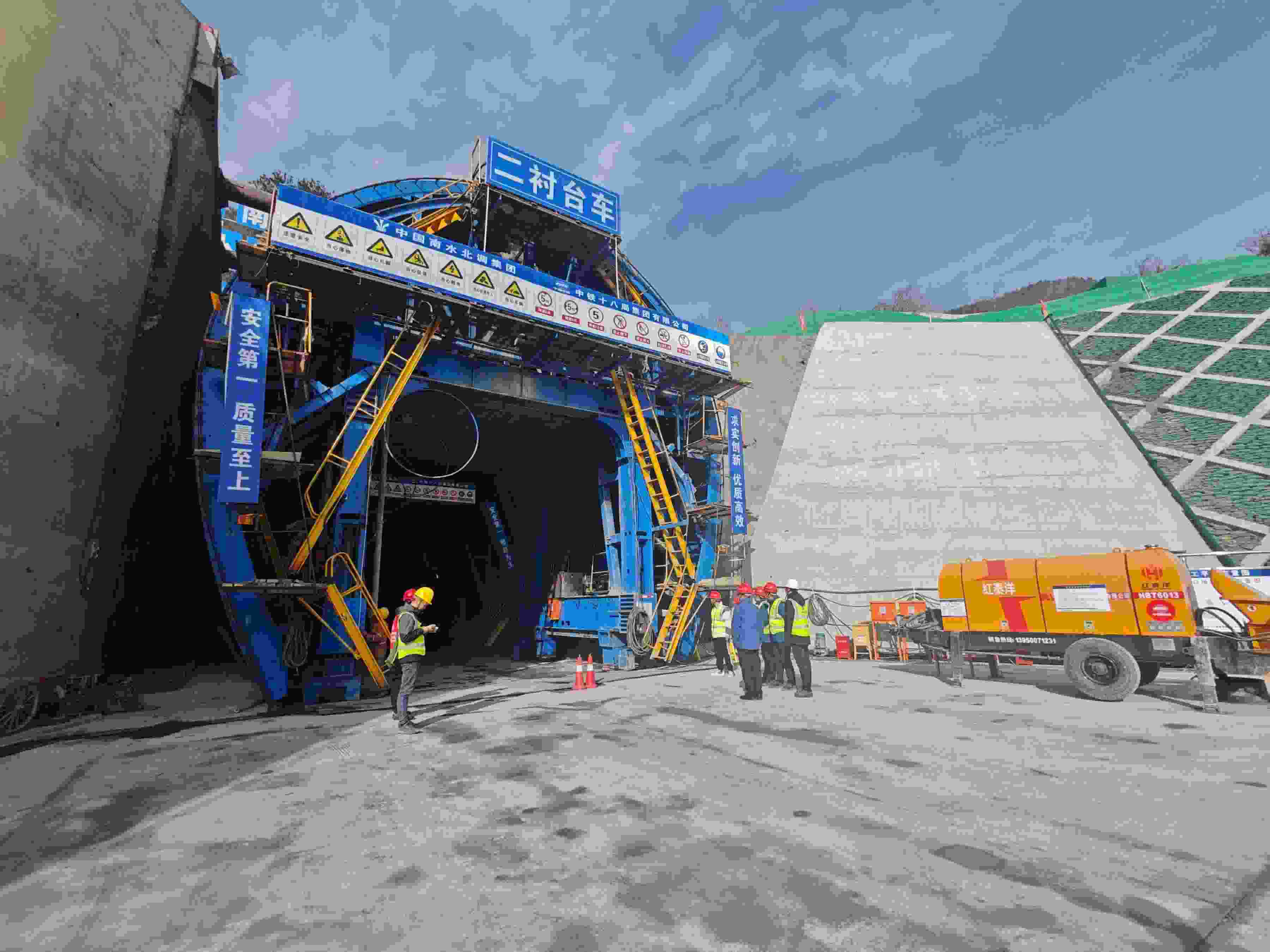 湖北省襄陽(yáng)市?？悼h馬良鎮(zhèn)的引江補(bǔ)漢工程輸水隧洞8號(hào)平洞施工現(xiàn)場(chǎng)。受訪者供圖