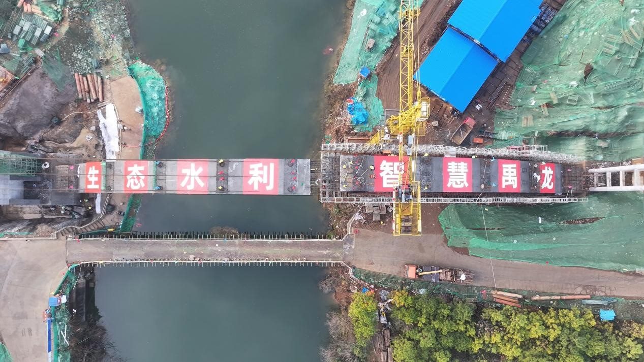 漳河灌區(qū)響水洞渡槽轉(zhuǎn)體合龍。受訪者供圖