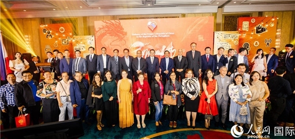 出席駐菲律賓使館2024年新年媒體沙龍部分嘉賓代表合影。人民網(wǎng)記者樊帆 攝