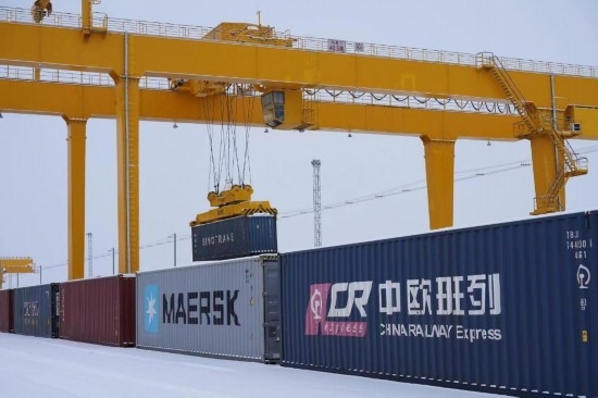 霍爾果斯口岸鐵路換裝場內(nèi)正在進行集裝箱換裝作業(yè)。（受訪單位供圖）