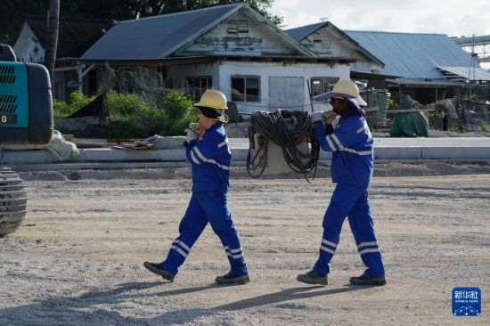 1月18日，工作人員在瑙魯艾沃港碼頭升級改造項目工地工作。新華社記者 王申 攝