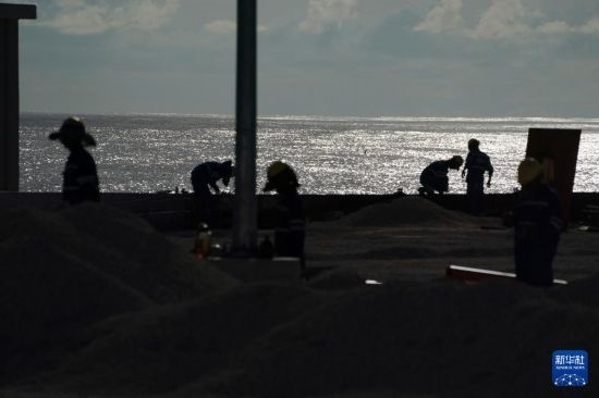 1月18日，工作人員在瑙魯艾沃港碼頭升級改造項目工地工作。新華社記者 王申 攝