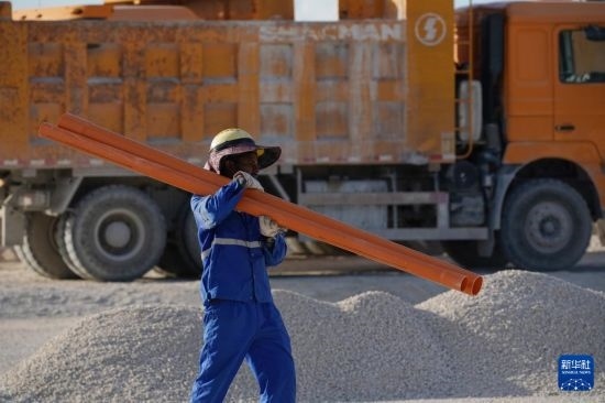 1月18日，工作人員在瑙魯艾沃港碼頭升級改造項目工地工作。新華社記者 王申 攝