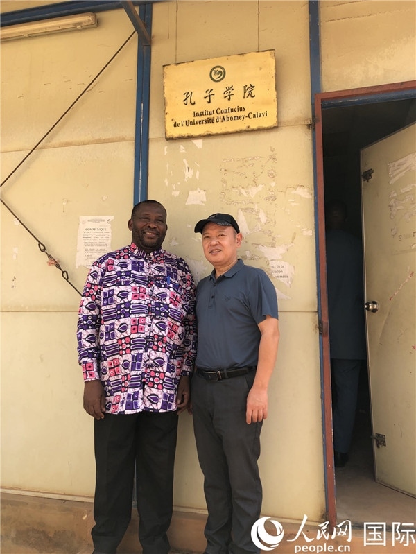 中方院長(zhǎng)趙華修和貝方院長(zhǎng)于連合影。人民網(wǎng)記者 黃培昭攝