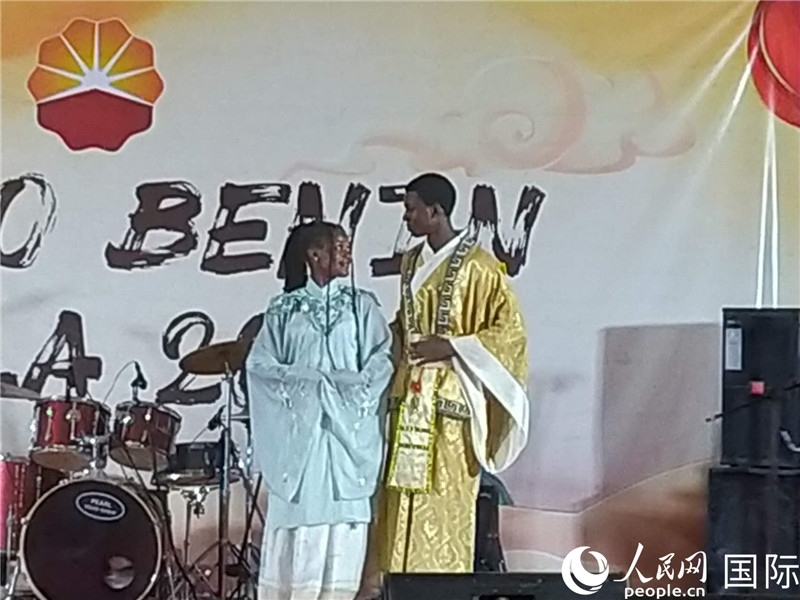 孔子學(xué)院的中國(guó)時(shí)裝秀表演。人民網(wǎng)記者 黃培昭攝