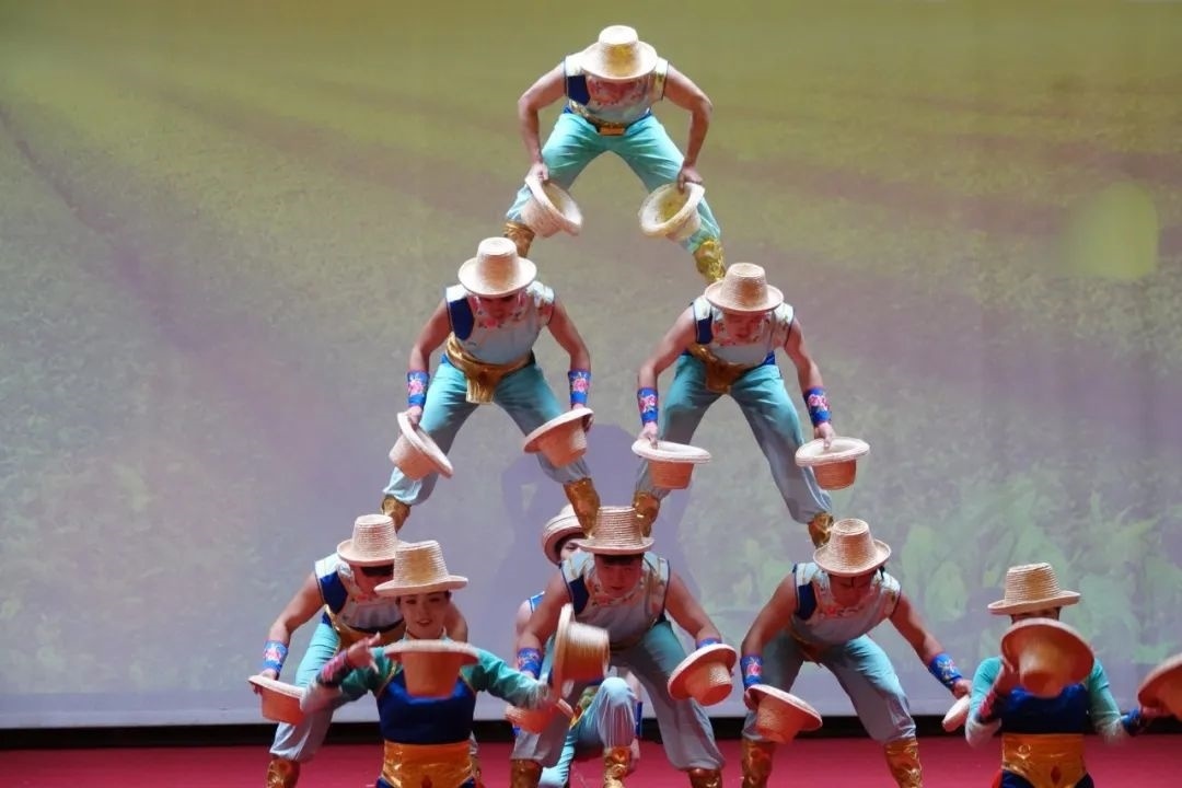 雜技表演“草帽歡歌” 。貝寧中國(guó)文化中心供圖