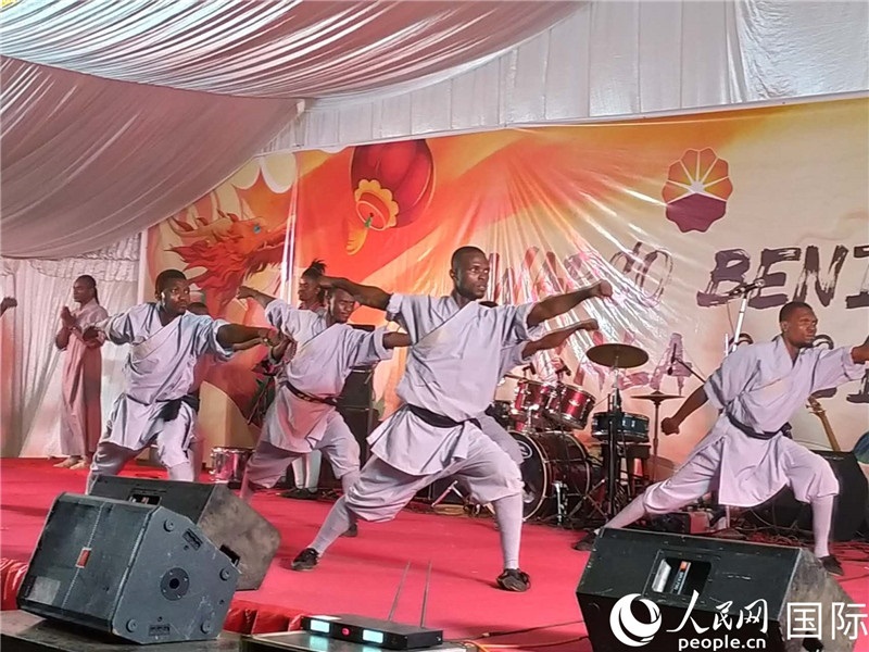 貝寧中國(guó)文化中心武術(shù)隊(duì)在進(jìn)行表演。人民網(wǎng)記者 黃培昭攝