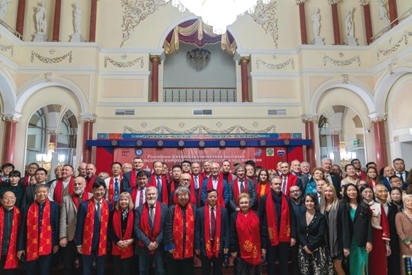 中俄書(shū)法美術(shù)作品聯(lián)展與會(huì)來(lái)賓共同合影留念。駐俄羅斯使館供圖