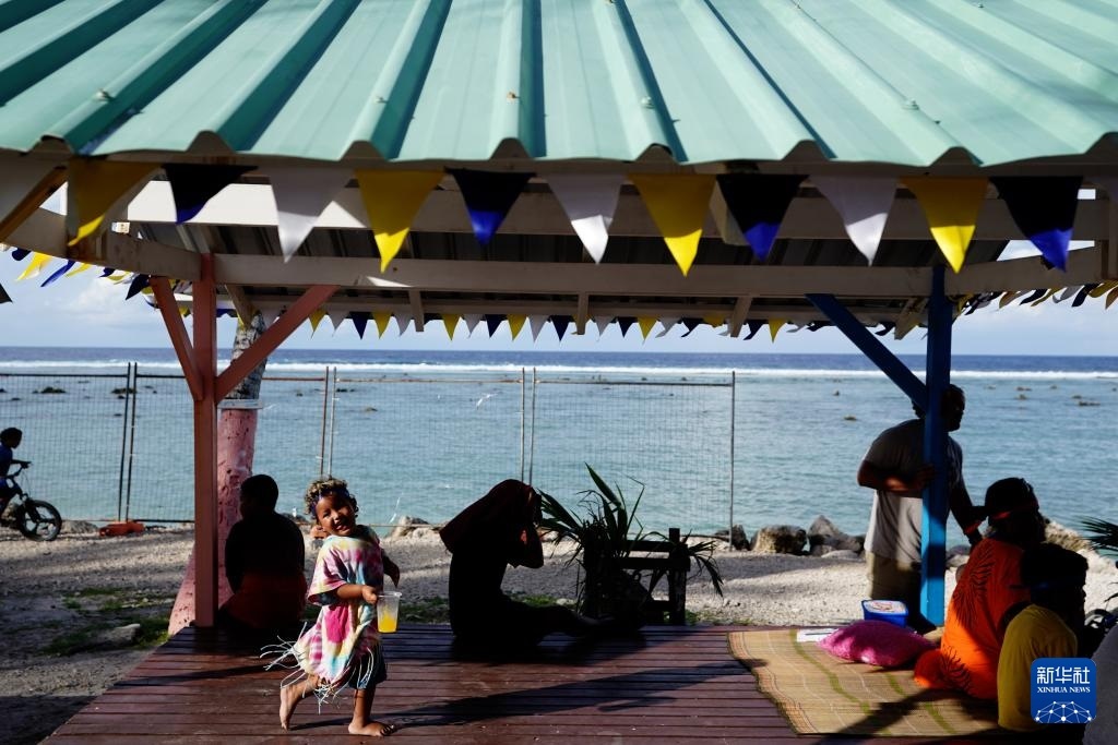 1月20日，當?shù)厝嗽阼斠惶幒┬蓍e娛樂。新華社記者 王申 攝