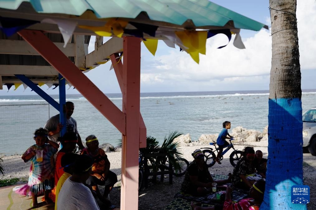 1月20日，當?shù)厝嗽阼斠惶幒┬蓍e娛樂。新華社記者 王申 攝