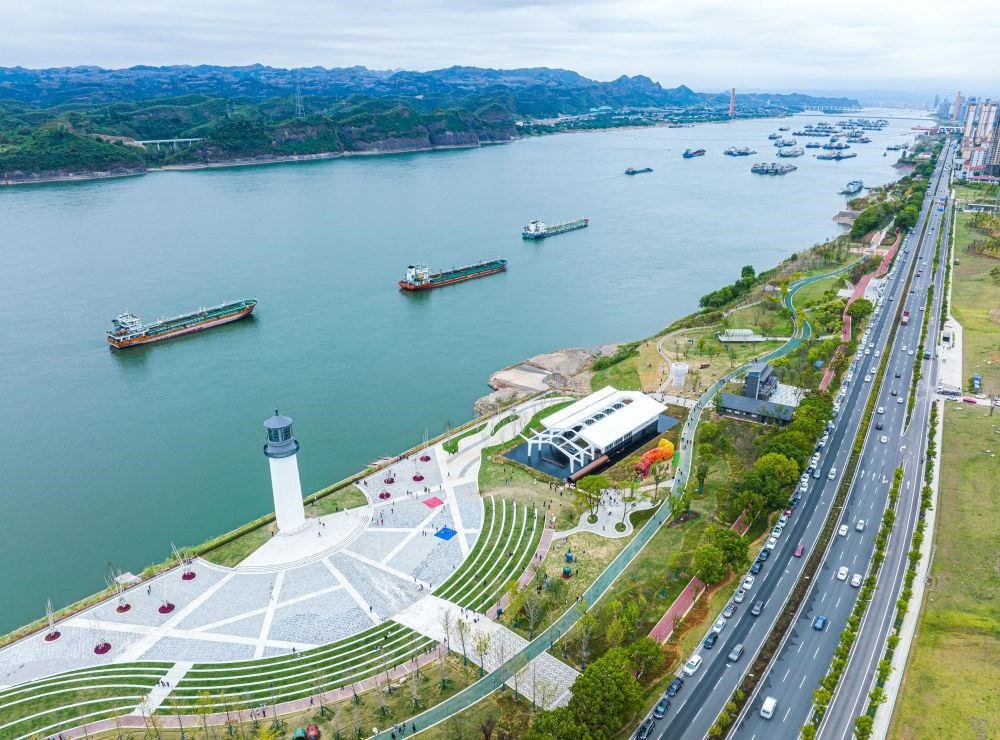 △湖北宜昌市濱江公園燈塔廣場。該廣場是在實(shí)施岸線復(fù)綠等綜合措施后，由老舊碼頭改造而成。