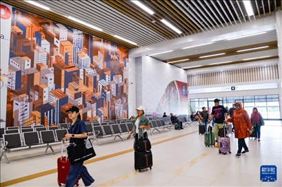 1月24日，在印度尼西亞雅加達(dá)哈利姆站，乘客在候車(chē)大廳內(nèi)行走。新華社記者 徐欽 攝