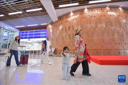 1月24日，在印度尼西亞雅加達(dá)哈利姆站，乘客在候車(chē)大廳內(nèi)行走。新華社記者 徐欽 攝