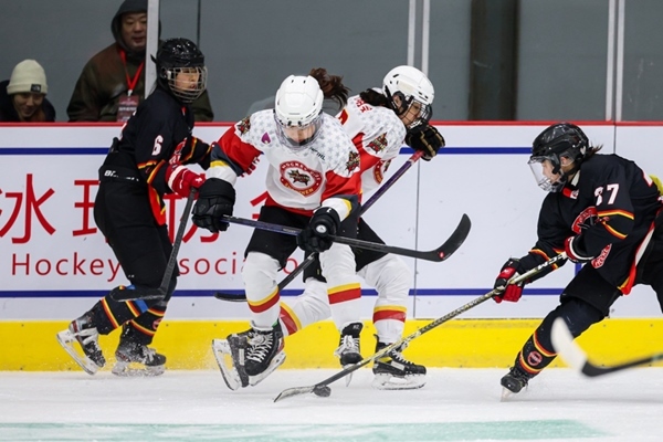 雙方球員爭(zhēng)搶。中國(guó)冰球協(xié)會(huì)供圖