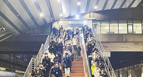 2024年鐵路春運(yùn)今日啟動(dòng)，旅客進(jìn)入站臺(tái)準(zhǔn)備乘車。人民網(wǎng)記者 喬雪峰攝