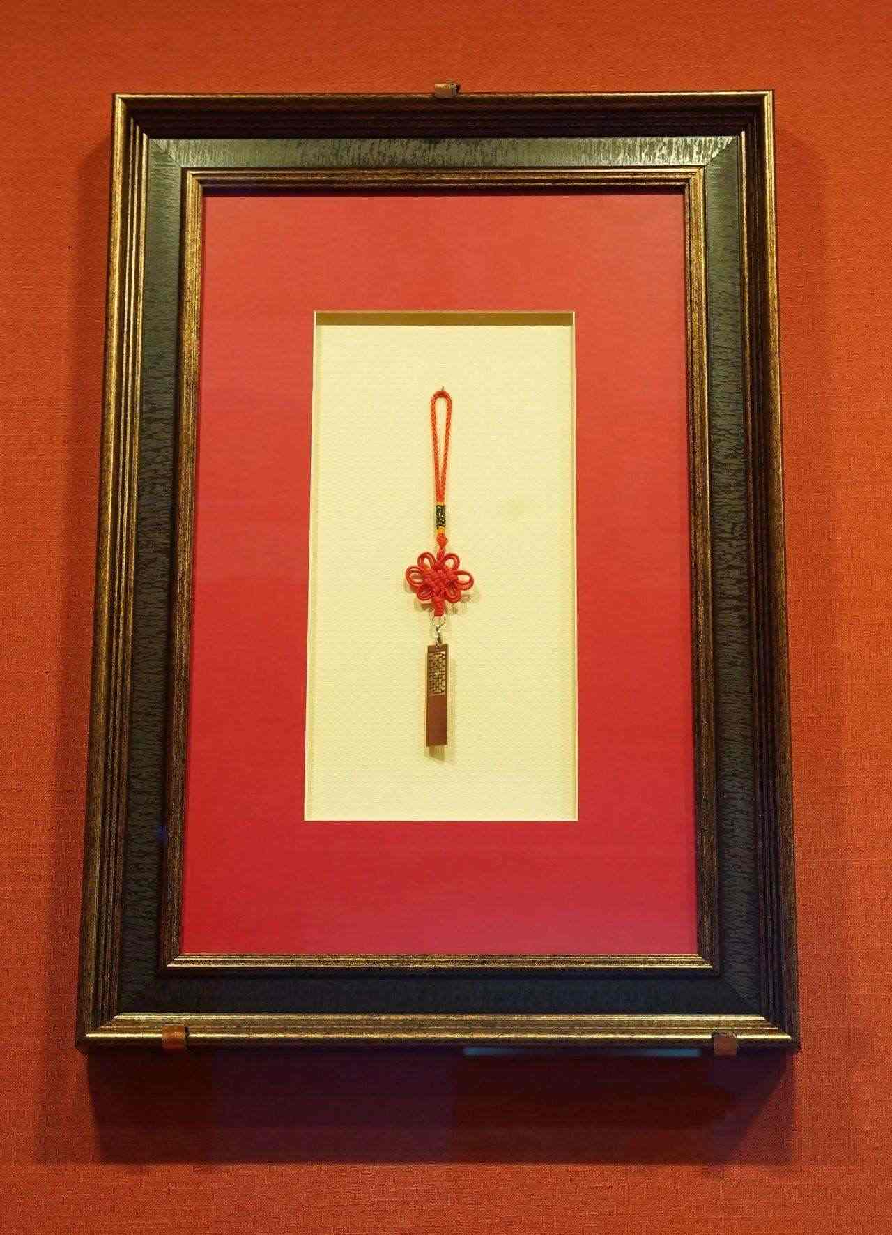 2017年5月，時任肯尼亞總統(tǒng)烏胡魯·肯雅塔贈送習近平主席的蒙內鐵路紀念U盤。