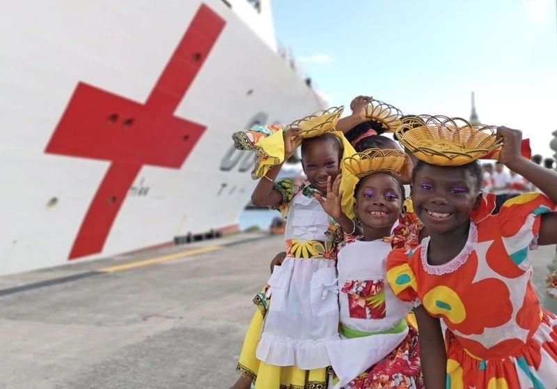 2018年10月，在安提瓜和巴布達首都圣約翰，當地小朋友身穿傳統(tǒng)服裝歡迎中國海軍“和平方舟”醫(yī)院船首次到訪。