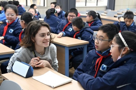  2023年12月18日，在西安新城區(qū)后宰門小學(xué)進(jìn)行的中法校園文化周法語語言沙龍上，西安法語聯(lián)盟的老師與學(xué)生進(jìn)行互動。新華社記者 劉瀟 攝