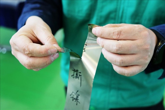 0.05毫米“手撕鎳”。 李羊攝