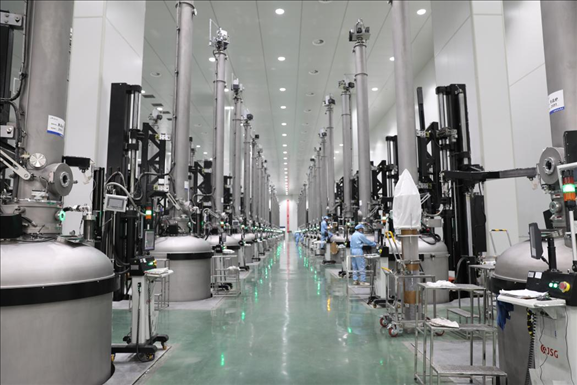 曲靖經(jīng)開區(qū)晶澳太陽能生產(chǎn)車間場景。 葉倬瑋攝