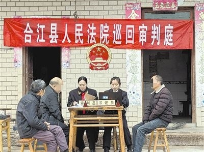  圖②：巡回審理現(xiàn)場。