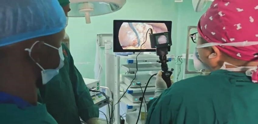 吳巍醫(yī)生（右一）在開展雙鏡聯合手術。中國援桑醫(yī)療隊供圖