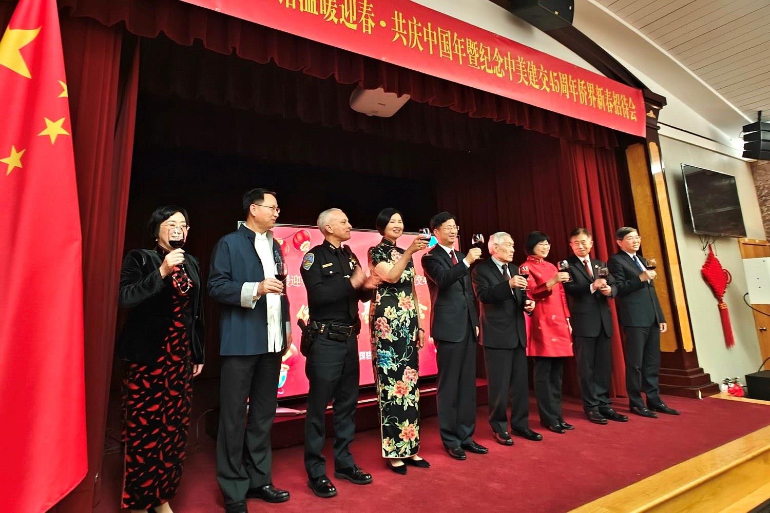 僑胞代表與駐舊金山總領(lǐng)館官員合影。主辦方供圖