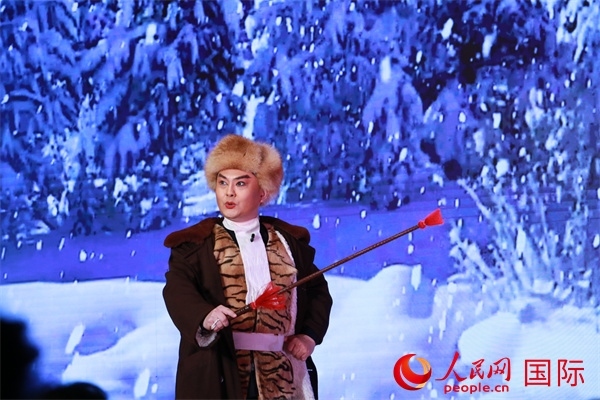 現(xiàn)代京劇《智取威虎山》選段《打虎上山》。人民網(wǎng) 許可攝