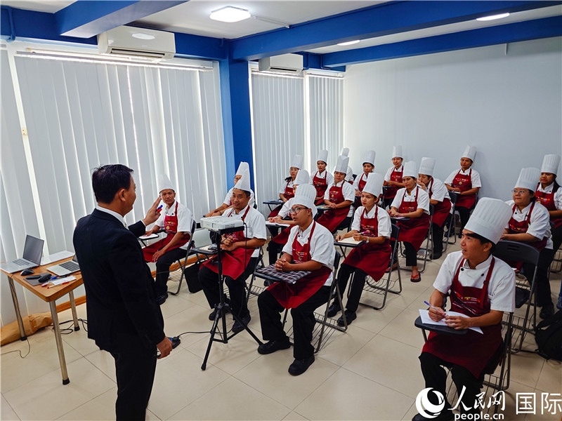 教師向?qū)W員授課。人民網(wǎng)記者 謝佳君攝