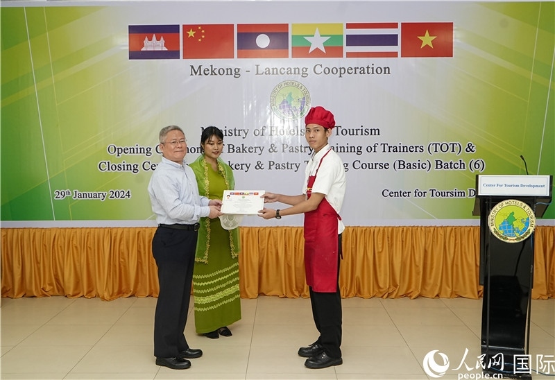 潘峰參贊向?qū)W員頒發(fā)證書。人民網(wǎng)記者 謝佳君攝