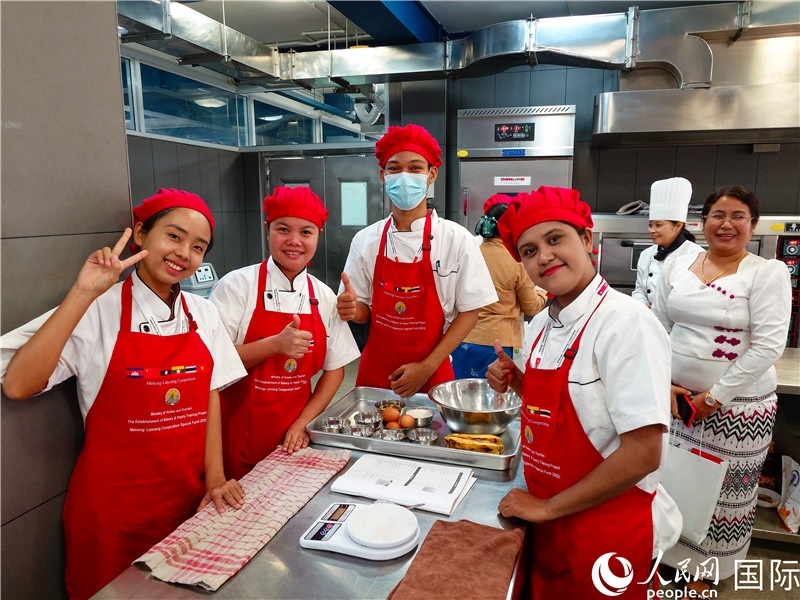 學(xué)員進(jìn)行實(shí)操練習(xí)。人民網(wǎng)記者 謝佳君攝