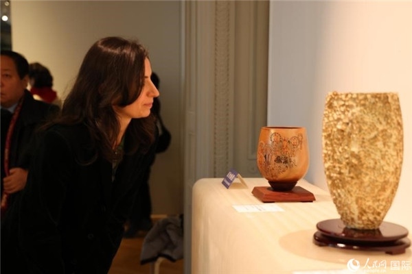 嘉賓和公眾參觀“絲路瓷行”——中國(guó)景德鎮(zhèn)陶瓷文化特展。人民網(wǎng)記者 尚凱元攝