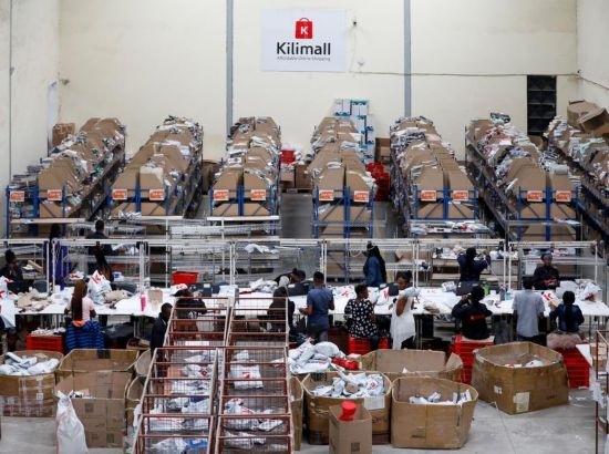 2023年11月11日，在肯尼亞姆洛隆戈，Kilimall員工在倉庫內(nèi)工作。新華社記者 李亞輝 攝