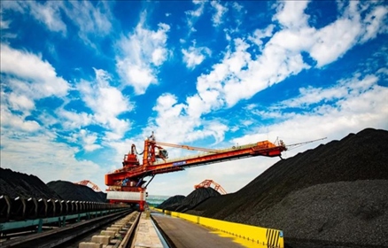 國(guó)家能源集團(tuán)黃驊港煤堆場(chǎng)堆料機(jī)正在作業(yè)。受訪者供圖