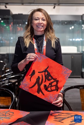 1月28日，在上海豫園舉行的民俗活動(dòng)上，美國馬斯卡廷初中校長(zhǎng)珍妮弗·李·弗里德利展示自己寫下的“?！弊?。 新華社記者 王翔 攝