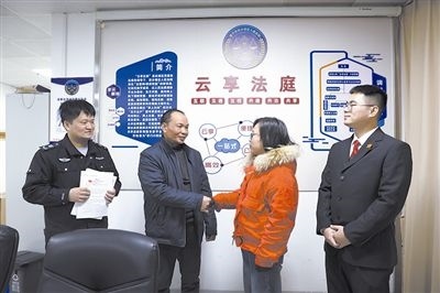  圖②：雙方當(dāng)事人達(dá)成調(diào)解協(xié)議，握手言和。