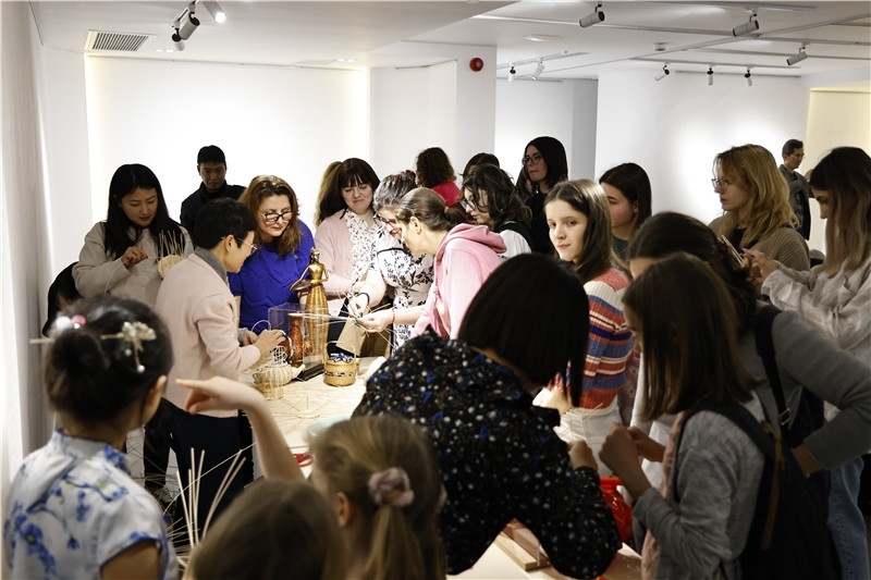 羅馬尼亞觀眾體驗(yàn)安溪竹藤編技藝。 布加勒斯特中國(guó)文化中心供圖