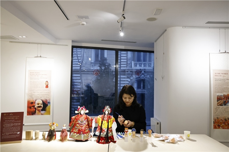 中國(guó)泉州的非遺大師制作江加走木偶頭雕刻。 布加勒斯特中國(guó)文化中心供圖_副本