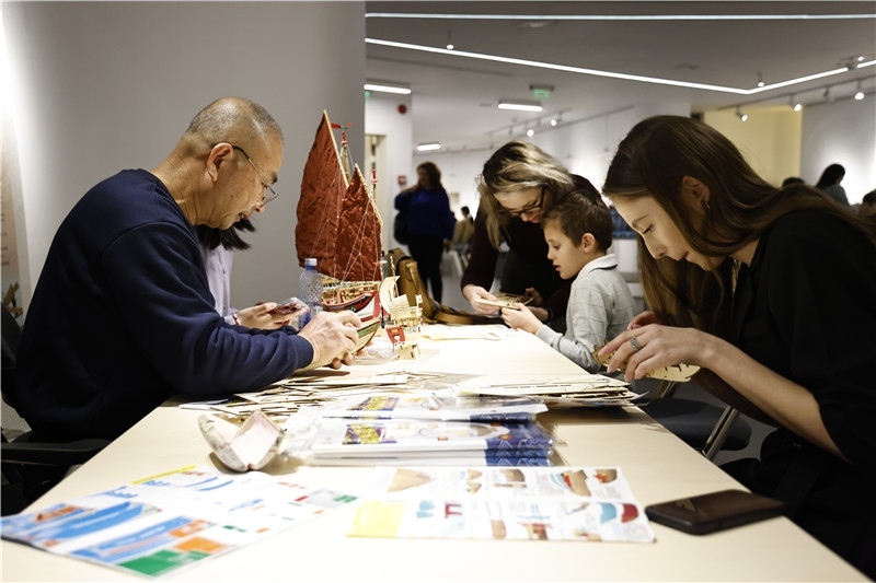 中國(guó)泉州非遺大師現(xiàn)場(chǎng)指導(dǎo)制作水密隔艙福船制造技藝。 布加勒斯特中國(guó)文化中心供圖