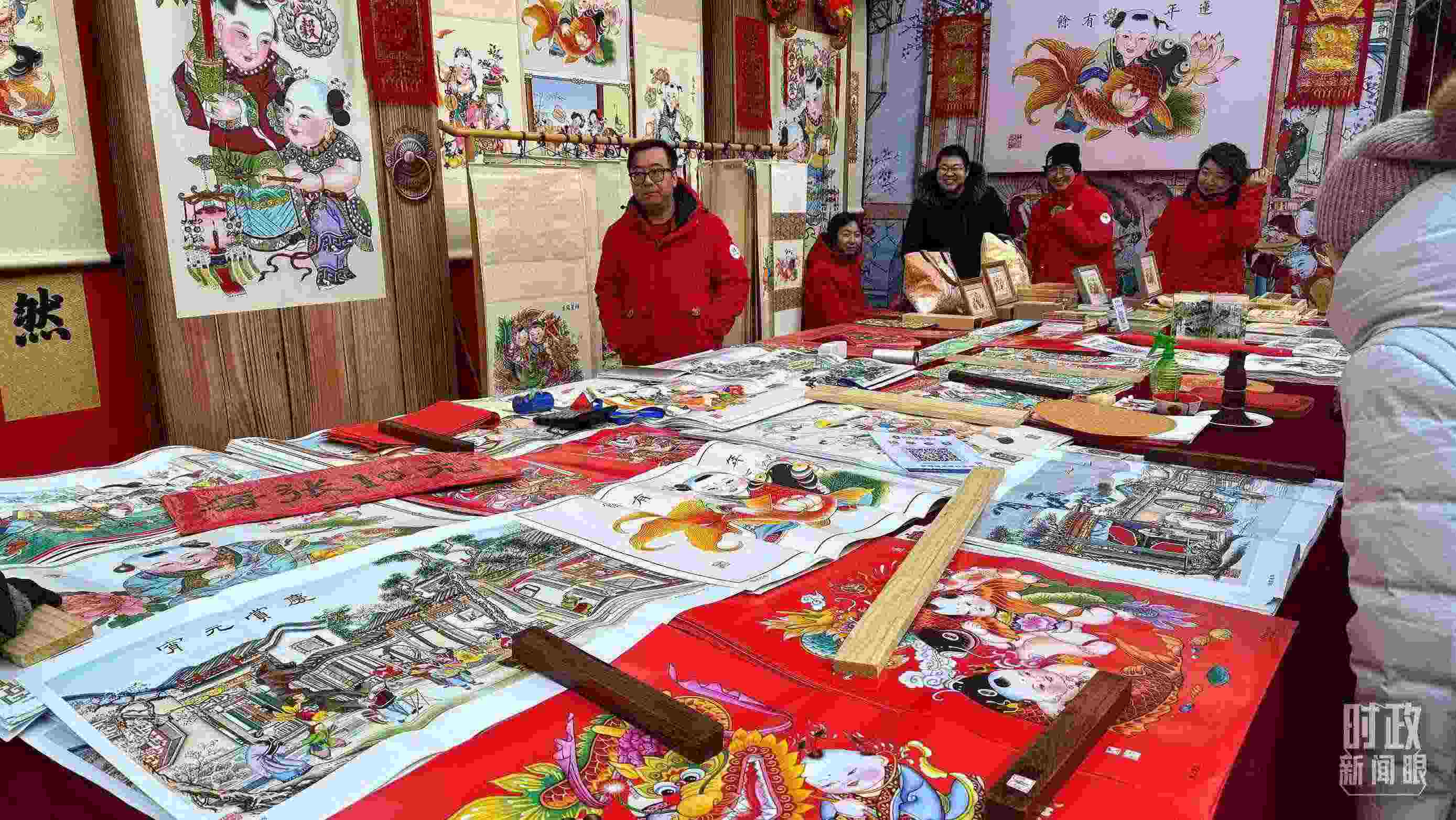 △市民們正在天津古文化街選購年畫。（總臺央視記者黎兵拍攝）