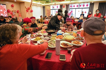 老人們享用公益年夜飯。人民網(wǎng)記者 葉賓得攝